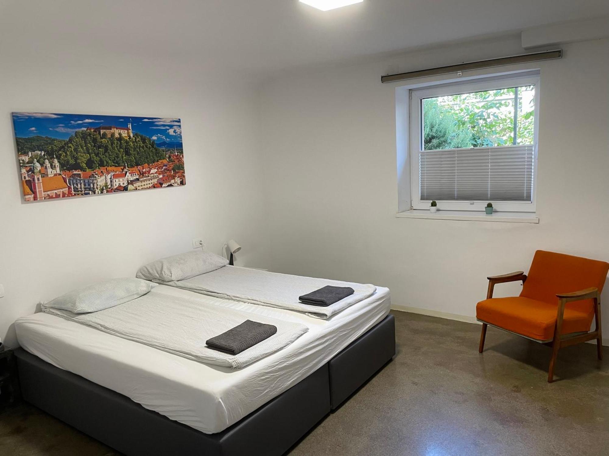 Apartment Huge Bbq Garden 1, Basement App Two Bathrooms, Ac, Free Parking