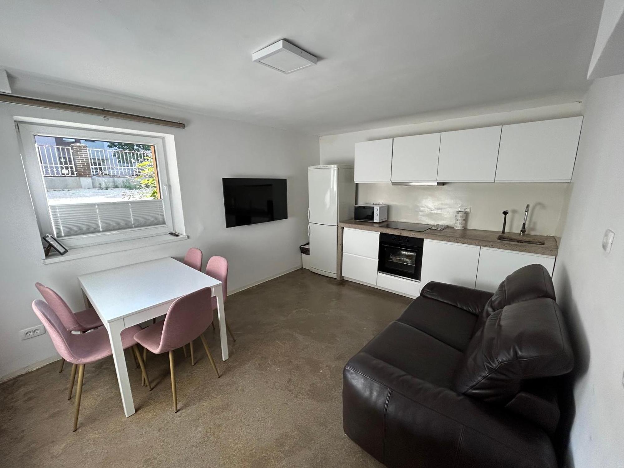 Apartment Huge Bbq Garden 1, Basement App Two Bathrooms, Ac, Free Parking *